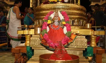 Kumkum Archana Only for Women: కుంకుమర్చన కేవలం స్త్రీలకేనా? పురుషులు చేస్తే కలిగే అద్భుత ఫలితాలివే.. Kumkum Archana Only for Women: కుంకుమర్చన కేవలం స్త్రీలకేనా? పురుషులు చేస్తే కలిగే అద్భుత ఫలితాలివే..