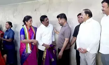 Khammam: ఖమ్మం: బీఆర్ఎస్కు వరుస ఎదురుదెబ్బలు.. కాంగ్రెస్లో చేరిన మరో ముగ్గురు కార్పొరేటర్లు Khammam: ఖమ్మం: బీఆర్ఎస్కు వరుస ఎదురుదెబ్బలు.. కాంగ్రెస్లో చేరిన మరో ముగ్గురు కార్పొరేటర్లు