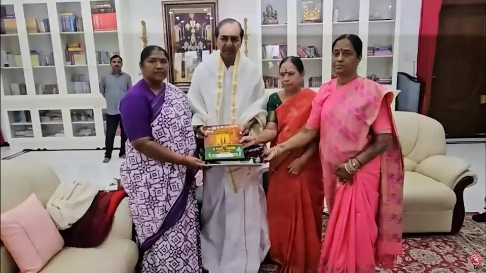 Medaram Jatara: మేడారం జాతరకు కేసీఆర్ను ఆహ్వానించిన మంత్రులు సీతక్క, కొండా సురేఖ Medaram Jatara: మేడారం జాతరకు కేసీఆర్ను ఆహ్వానించిన మంత్రులు సీతక్క, కొండా సురేఖ