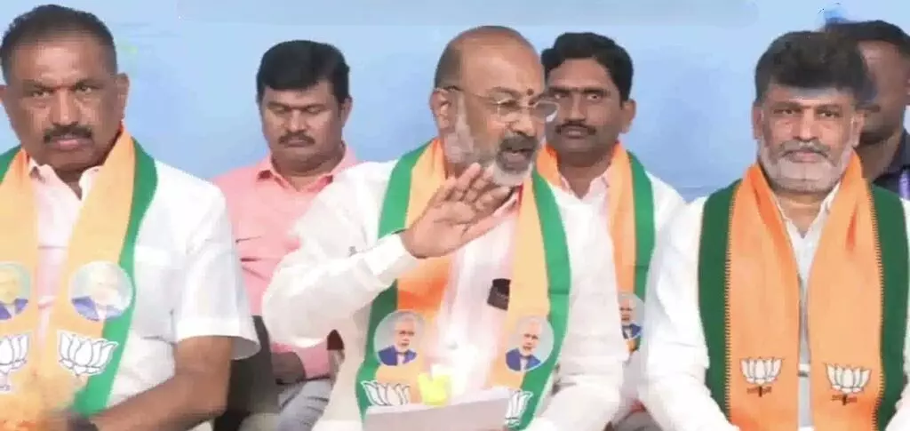 Bandi Sanjay: వైఫల్యాలను దాచేందుకే కాంగ్రెస్, బీఆర్ఎస్లు నదీ జల వివాదాన్ని రెచ్చగొడుతున్నాయి: బండి సంజయ్ Bandi Sanjay: వైఫల్యాలను దాచేందుకే కాంగ్రెస్, బీఆర్ఎస్లు నదీ జల వివాదాన్ని రెచ్చగొడుతున్నాయి: బండి సంజయ్