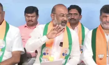 Bandi Sanjay: వైఫల్యాలను దాచేందుకే కాంగ్రెస్, బీఆర్ఎస్లు నదీ జల వివాదాన్ని రెచ్చగొడుతున్నాయి: బండి సంజయ్ Bandi Sanjay: వైఫల్యాలను దాచేందుకే కాంగ్రెస్, బీఆర్ఎస్లు నదీ జల వివాదాన్ని రెచ్చగొడుతున్నాయి: బండి సంజయ్