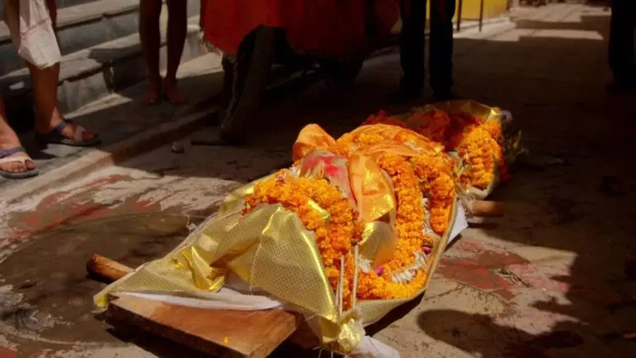 Speaking Ill of the Dead: చనిపోయిన వారి గురించి చెడుగా మాట్లాడుతున్నారా..? అయితే ఈ కర్మ ఫలాలు తప్పవు! Speaking Ill of the Dead: చనిపోయిన వారి గురించి చెడుగా మాట్లాడుతున్నారా..? అయితే ఈ కర్మ ఫలాలు తప్పవు!