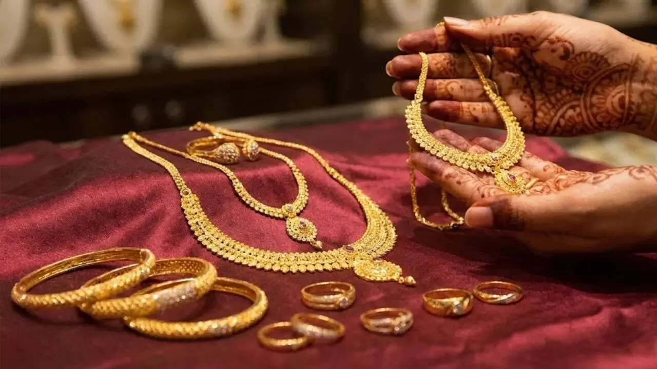 Gold Price : ఆకాశమే హద్దుగా పసిడి పరుగు..లక్షన్నర దిశగా గోల్డ్ రేట్లు..ఇన్వెస్టర్లు ఇప్పుడు ఏం చేయాలి? Gold Price : ఆకాశమే హద్దుగా పసిడి పరుగు..లక్షన్నర దిశగా గోల్డ్ రేట్లు..ఇన్వెస్టర్లు ఇప్పుడు ఏం చేయాలి?