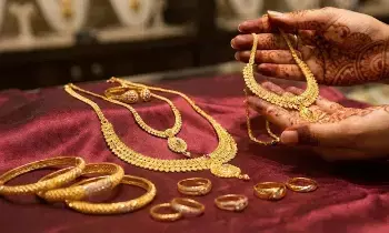 Gold Price : ఆకాశమే హద్దుగా పసిడి పరుగు..లక్షన్నర దిశగా గోల్డ్ రేట్లు..ఇన్వెస్టర్లు ఇప్పుడు ఏం చేయాలి? Gold Price : ఆకాశమే హద్దుగా పసిడి పరుగు..లక్షన్నర దిశగా గోల్డ్ రేట్లు..ఇన్వెస్టర్లు ఇప్పుడు ఏం చేయాలి?