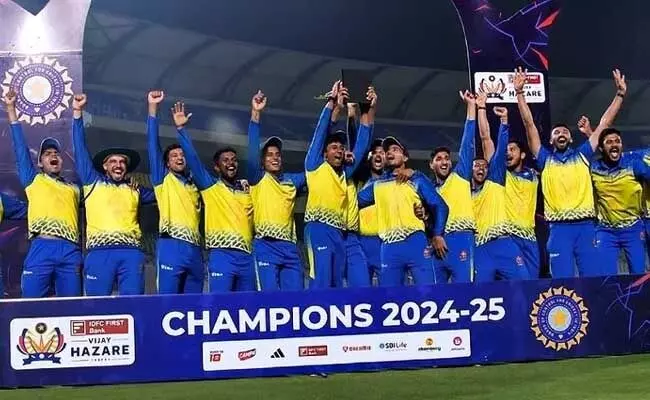 Vijay Hazare Trophy: చరిత్ర సృష్టించిన విధర్భ.. తొలిసారి విజయ్ హజారే ట్రోఫీ కైవసం Vijay Hazare Trophy: చరిత్ర సృష్టించిన విధర్భ.. తొలిసారి విజయ్ హజారే ట్రోఫీ కైవసం