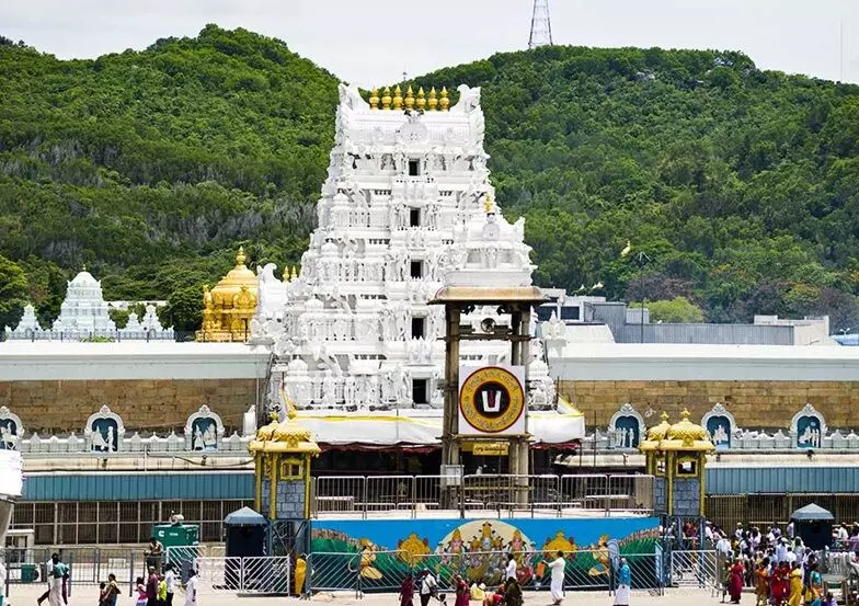 Tirumala Tirupati Devasthanams (TTD): టీటీడీ శ్రీవాణి ట్రస్ట్ నిధులతో 5 వేల ఆలయాల నిర్మాణం: తిరుమలలో భక్తులకు శుభవార్త Tirumala Tirupati Devasthanams (TTD): టీటీడీ శ్రీవాణి ట్రస్ట్ నిధులతో 5 వేల ఆలయాల నిర్మాణం: తిరుమలలో భక్తులకు శుభవార్త