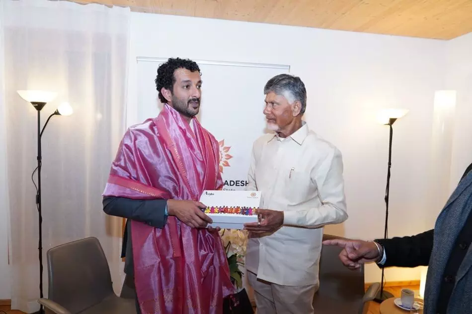 Andhra Pradesh Chief Minister Nara Chandrababu Naidu: ఏపీ సీఎం చంద్రబాబు దావోస్లో యూఏఈ ఆర్థిక మంత్రితో కీలక భేటీ Andhra Pradesh Chief Minister Nara Chandrababu Naidu: ఏపీ సీఎం చంద్రబాబు దావోస్లో యూఏఈ ఆర్థిక మంత్రితో కీలక భేటీ