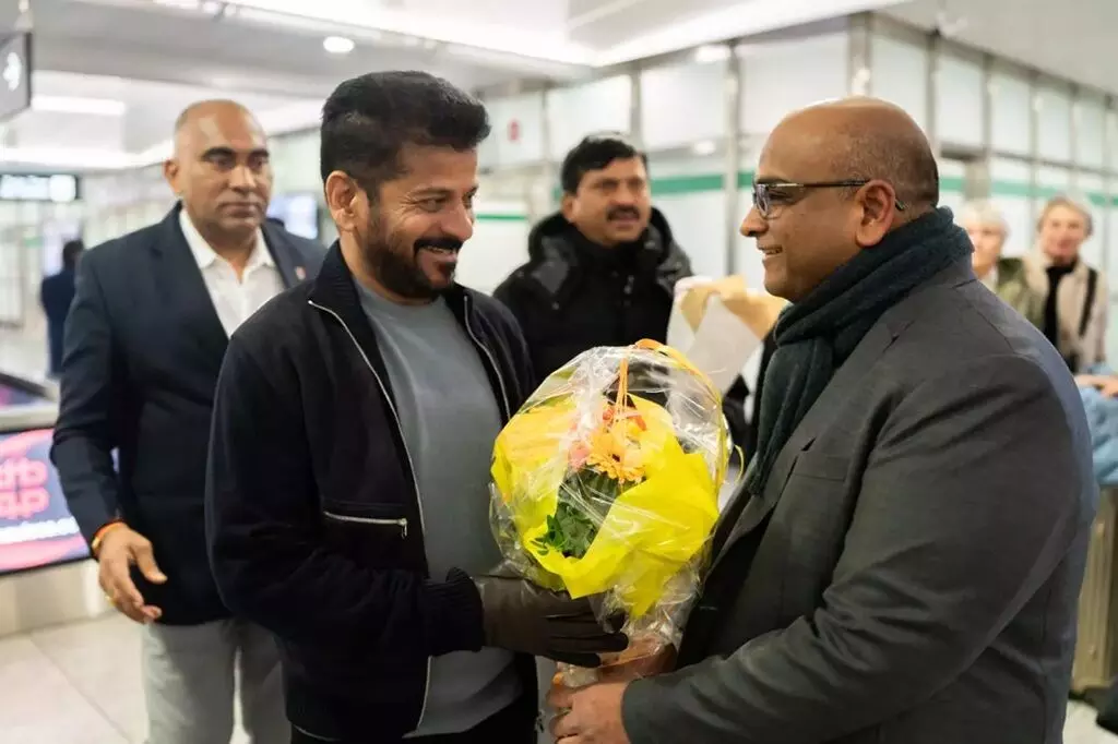 CM Revanth Reddy: జ్యూరిక్ చేరుకున్న సీఎం రేవంత్ బృందం: దావోస్ ప్రపంచ ఆర్థిక సదస్సుకు బయలుదేరనున్న సీఎం CM Revanth Reddy: జ్యూరిక్ చేరుకున్న సీఎం రేవంత్ బృందం: దావోస్ ప్రపంచ ఆర్థిక సదస్సుకు బయలుదేరనున్న సీఎం