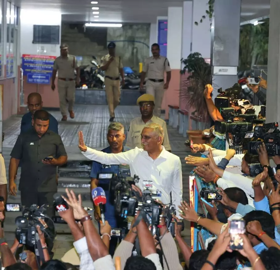 Phone Tapping Case: ఫోన్ ట్యాపింగ్ కేసు: హరీష్ రావుపై సిట్ సుదీర్ఘ విచారణ.. ‘తెలియదు.. నమ్మను’ అంటూ సమాధానాలు Phone Tapping Case: ఫోన్ ట్యాపింగ్ కేసు: హరీష్ రావుపై సిట్ సుదీర్ఘ విచారణ.. ‘తెలియదు.. నమ్మను’ అంటూ సమాధానాలు