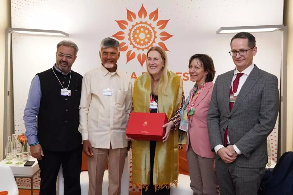 AP CM Chandrababu Holds Key Meetings at Davos: ఆంధ్రప్రదేశ్ ముఖ్యమంత్రి చంద్రబాబు దావోస్లో కీలక భేటీలు: అమరావతిని సైబర్ సెక్యూరిటీ నగరంగా తీర్చిదిద్దాలని ఇజ్రాయెల్ను కోరిన సీఎం AP CM Chandrababu Holds Key Meetings at Davos: ఆంధ్రప్రదేశ్ ముఖ్యమంత్రి చంద్రబాబు దావోస్లో కీలక భేటీలు: అమరావతిని సైబర్ సెక్యూరిటీ నగరంగా తీర్చిదిద్దాలని ఇజ్రాయెల్ను కోరిన సీఎం