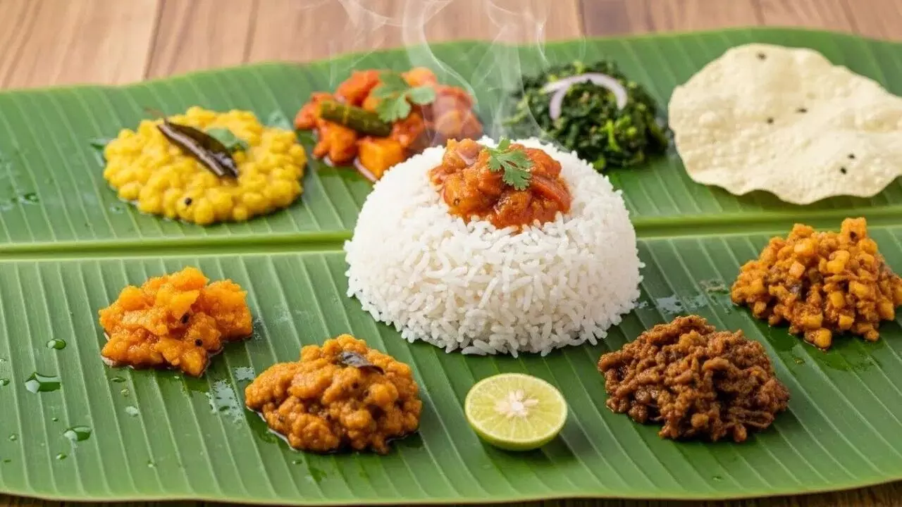 Eating on a Banana Leaf: అరటి ఆకులో భోజనం: దీని వెనుక ఉన్న సైన్స్ ఏంటో తెలుసా? Eating on a Banana Leaf: అరటి ఆకులో భోజనం: దీని వెనుక ఉన్న సైన్స్ ఏంటో తెలుసా?