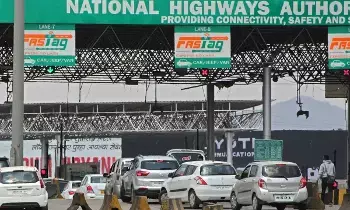 New Rules Alert: వాహనదారులకు హెచ్చరిక.. టోల్ ఫీజు కట్టకపోతే బండి అమ్మడం ఇక అసాధ్యం New Rules Alert: వాహనదారులకు హెచ్చరిక.. టోల్ ఫీజు కట్టకపోతే బండి అమ్మడం ఇక అసాధ్యం