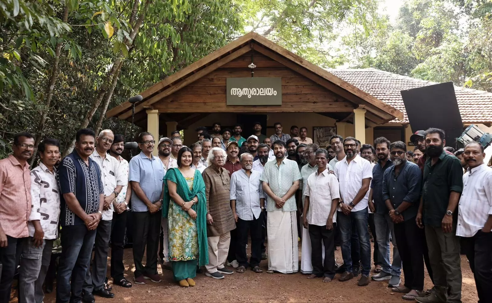 Malayalam star Mammootty: 32 ఏళ్ల తర్వాత లెజెండరీ డైరెక్టర్ తో ముమ్ముట్టి పాదయాత్ర Malayalam star Mammootty: 32 ఏళ్ల తర్వాత లెజెండరీ డైరెక్టర్ తో ముమ్ముట్టి పాదయాత్ర