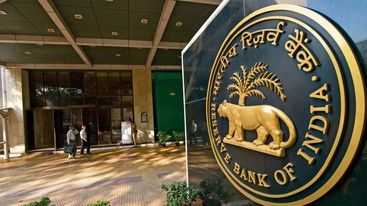 RBI : ఆర్బీఐ మాస్టర్ ప్లాన్.. మార్కెట్లోకి రూ.2 లక్షల కోట్లు..తీరనున్న బ్యాంకుల కష్టాలు RBI : ఆర్బీఐ మాస్టర్ ప్లాన్.. మార్కెట్లోకి రూ.2 లక్షల కోట్లు..తీరనున్న బ్యాంకుల కష్టాలు