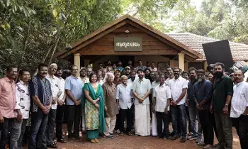 Malayalam star Mammootty: 32 ఏళ్ల తర్వాత లెజెండరీ డైరెక్టర్ తో ముమ్ముట్టి పాదయాత్ర Malayalam star Mammootty: 32 ఏళ్ల తర్వాత లెజెండరీ డైరెక్టర్ తో ముమ్ముట్టి పాదయాత్ర