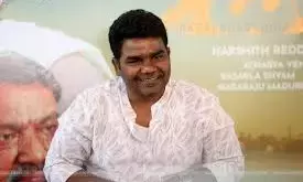 Balagam Venu in Controversy: వివాదంలో బలగం వేణు. ఎల్లమ్మ షూటింగ్లో షూస్ ధరించడంపై నెటిజన్ల ఫైర్ Balagam Venu in Controversy: వివాదంలో బలగం వేణు. ఎల్లమ్మ షూటింగ్లో షూస్ ధరించడంపై నెటిజన్ల ఫైర్