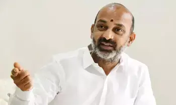 Union Minister Bandi Sanjay: కేంద్రమంత్రి బండి సంజయ్ మీడియాతో ఇష్టాగోష్టి: కేసీఆర్, కేటీఆర్కు ఓపెన్ ఛాలెంజ్! Union Minister Bandi Sanjay: కేంద్రమంత్రి బండి సంజయ్ మీడియాతో ఇష్టాగోష్టి: కేసీఆర్, కేటీఆర్కు ఓపెన్ ఛాలెంజ్!