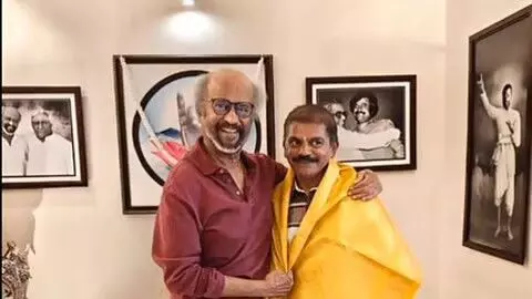రియల్ హీరో.. 5 రూపాయలకే పరోటా వేస్తున్న అభిమానికి రజనీకాంత్ గోల్డెన్ గిఫ్ట్ రియల్ హీరో.. 5 రూపాయలకే పరోటా వేస్తున్న అభిమానికి రజనీకాంత్ గోల్డెన్ గిఫ్ట్