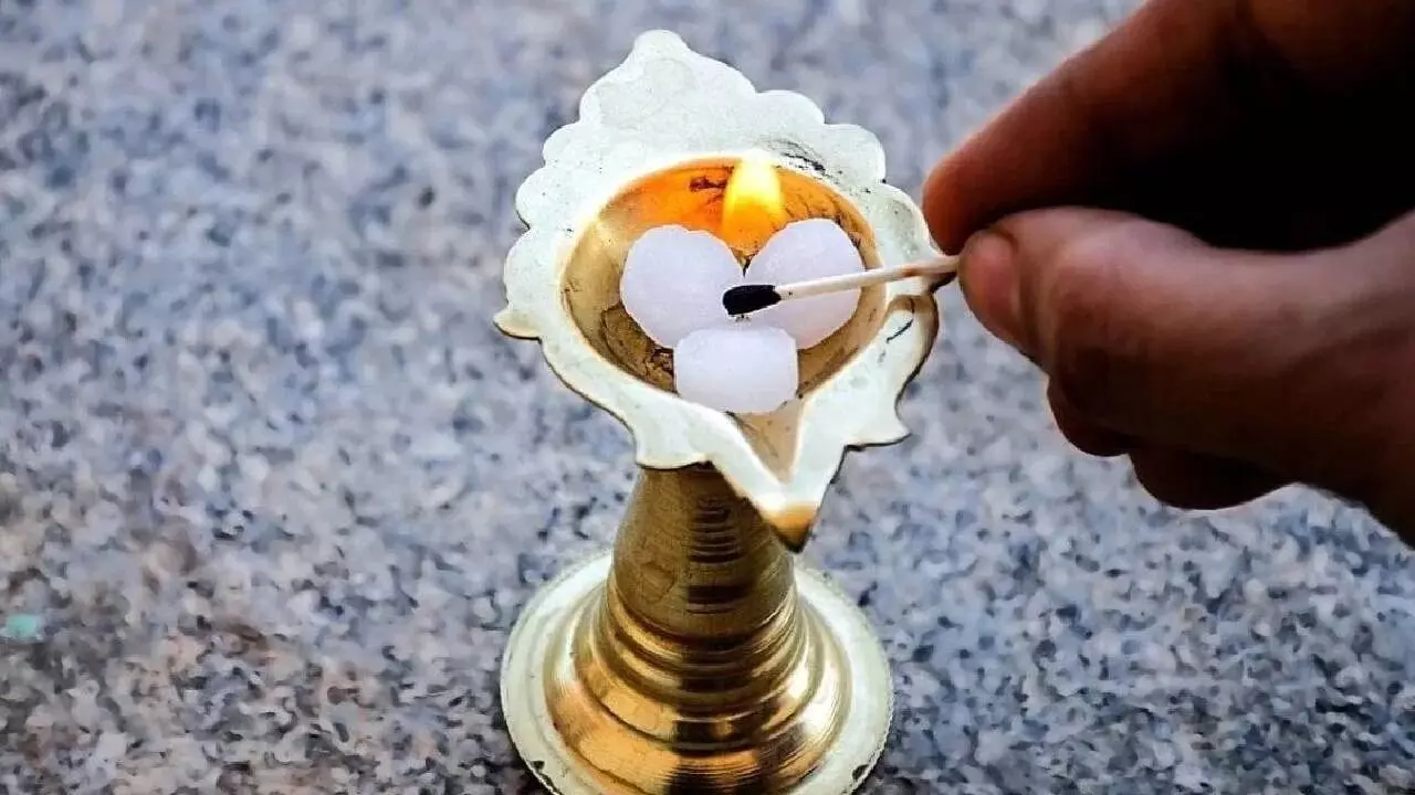Lighting Camphor at Home in the Evening: సాయంత్రం వేళ ఇంట్లో కర్పూరం వెలిగిస్తున్నారా? లక్ష్మీ కటాక్షంతో పాటు వాస్తు దోషాలూ మాయం Lighting Camphor at Home in the Evening: సాయంత్రం వేళ ఇంట్లో కర్పూరం వెలిగిస్తున్నారా? లక్ష్మీ కటాక్షంతో పాటు వాస్తు దోషాలూ మాయం