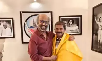 రియల్ హీరో.. 5 రూపాయలకే పరోటా వేస్తున్న అభిమానికి రజనీకాంత్ గోల్డెన్ గిఫ్ట్ రియల్ హీరో.. 5 రూపాయలకే పరోటా వేస్తున్న అభిమానికి రజనీకాంత్ గోల్డెన్ గిఫ్ట్