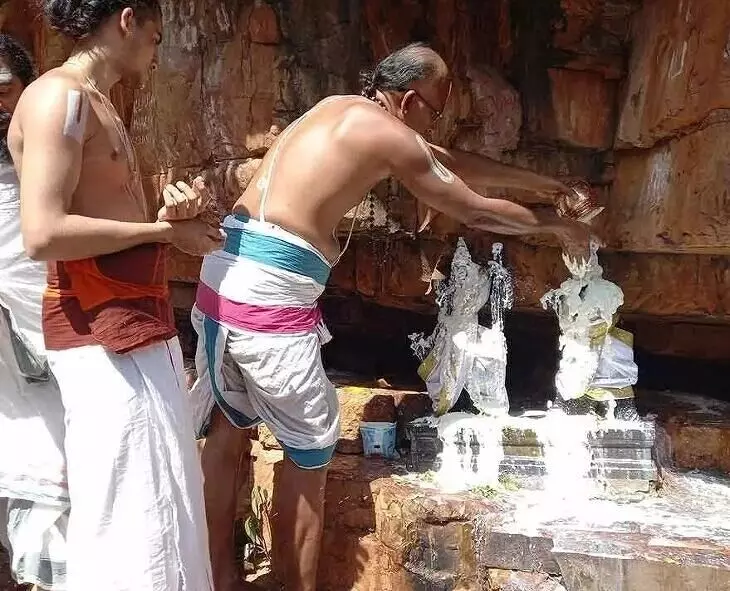 Tirumala Theertham: పాపాలను పోగొట్టే తిరుమల తీర్థం Tirumala Theertham: పాపాలను పోగొట్టే తిరుమల తీర్థం