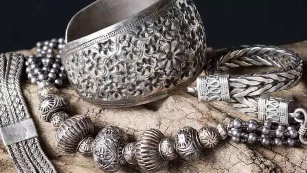 Silver Price : వెండి ధరల్లో చైనాను మించిన భారత్..అక్కడ కంటే మన దగ్గరే 17% తక్కువ Silver Price : వెండి ధరల్లో చైనాను మించిన భారత్..అక్కడ కంటే మన దగ్గరే 17% తక్కువ