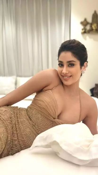 Janhvi Kapoor Gives a Shock to Karan Johar: కరణ్ జొహార్కు జాన్వీ కపూర్ షాక్: ధర్మా నుండి అవుట్.. శ్రీదేవి బాటలో దేవర బ్యూటీ.. Janhvi Kapoor Gives a Shock to Karan Johar: కరణ్ జొహార్కు జాన్వీ కపూర్ షాక్: ధర్మా నుండి అవుట్.. శ్రీదేవి బాటలో దేవర బ్యూటీ..