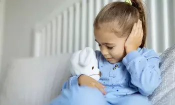 Pouring Oil into Children’s Ears: పిల్లల చెవిలో నూనె వేస్తున్నారా? ఆ పొరపాటు చేస్తే వినికిడి శక్తి పోయే ప్రమాదం.. Pouring Oil into Children’s Ears: పిల్లల చెవిలో నూనె వేస్తున్నారా? ఆ పొరపాటు చేస్తే వినికిడి శక్తి పోయే ప్రమాదం..