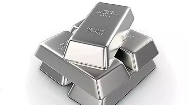Silver Prices Crash: వెండి మెరుపులు మాయం..ఇన్వెస్టర్ల గుండెల్లో రైళ్లు పరిగెత్తిస్తున్న భారీ పతనం Silver Prices Crash: వెండి మెరుపులు మాయం..ఇన్వెస్టర్ల గుండెల్లో రైళ్లు పరిగెత్తిస్తున్న భారీ పతనం