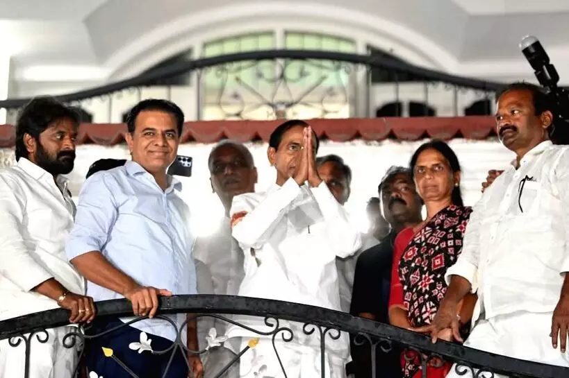 Phone Tapping Case: ఫోన్ ట్యాపింగ్ కేసు: ప్రభాకర్ రావు సర్వీస్ పొడిగింపు వెనుక కేసీఆర్ ఉద్దేశ్యం ఏమిటి? Phone Tapping Case: ఫోన్ ట్యాపింగ్ కేసు: ప్రభాకర్ రావు సర్వీస్ పొడిగింపు వెనుక కేసీఆర్ ఉద్దేశ్యం ఏమిటి?
