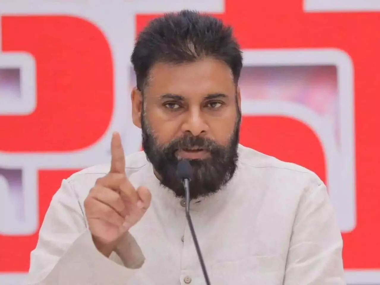 AP Deputy Chief Minister Pawan Kalyan: పవన్ కల్యాణ్: తిరుమలలో వైకాపా అపచారం మహాపాపమే.. కల్తీ నెయ్యితో లడ్డూ తయారీపై సిట్ నివేదిక స్పష్టం AP Deputy Chief Minister Pawan Kalyan: పవన్ కల్యాణ్: తిరుమలలో వైకాపా అపచారం మహాపాపమే.. కల్తీ నెయ్యితో లడ్డూ తయారీపై సిట్ నివేదిక స్పష్టం