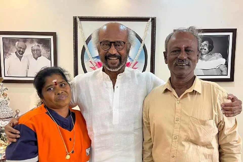Superstar Rajinikanth: 45 తులాల బంగారం దొరికినా ఆశపడని మహిళకు గోల్డ్ చైన్ గిఫ్ట్ ఇచ్చిన సూపర్ స్టార్.. Superstar Rajinikanth: 45 తులాల బంగారం దొరికినా ఆశపడని మహిళకు గోల్డ్ చైన్ గిఫ్ట్ ఇచ్చిన సూపర్ స్టార్..