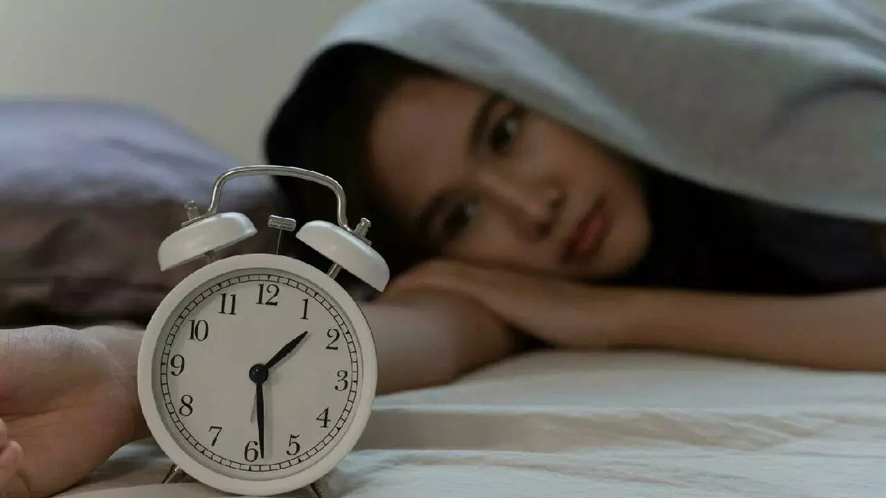 Struggling with Sleeplessness: నిద్రలేమితో సతమతమవుతున్నారా? రాత్రి పడుకునే ముందు మీరు చేసే ఈ 3 తప్పులే కారణం.. Struggling with Sleeplessness: నిద్రలేమితో సతమతమవుతున్నారా? రాత్రి పడుకునే ముందు మీరు చేసే ఈ 3 తప్పులే కారణం..