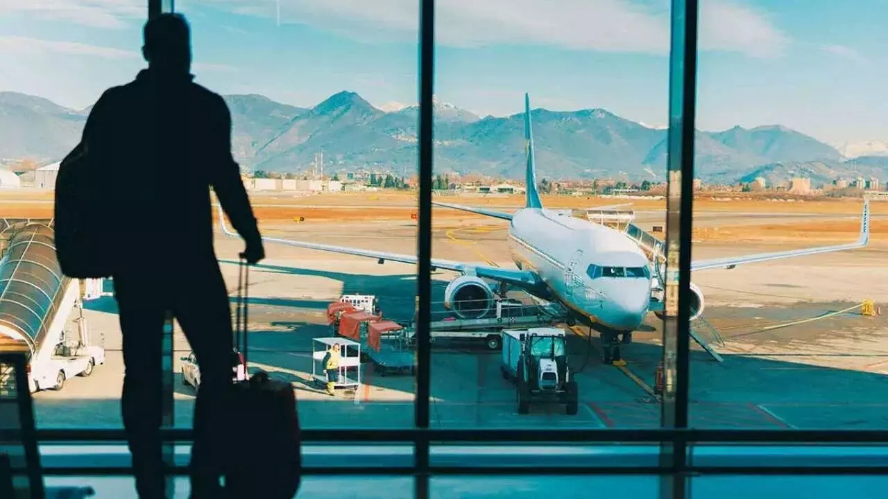 New Baggage Rules : స్వదేశానికి వచ్చే భారతీయులకు పండగే..రూ.75,000 వరకు వస్తువులు తెచ్చినా రూపాయి కట్టక్కర్లేదు New Baggage Rules : స్వదేశానికి వచ్చే భారతీయులకు పండగే..రూ.75,000 వరకు వస్తువులు తెచ్చినా రూపాయి కట్టక్కర్లేదు