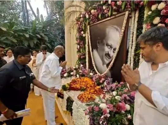 Sharad Pawar: శరద్ పవార్ సునేత్ర గృహ సందర్శన: అజిత్కు నివాళి.. ఫడణవీస్ వ్యాఖ్యలపై తీవ్ర విమర్శ Sharad Pawar: శరద్ పవార్ సునేత్ర గృహ సందర్శన: అజిత్కు నివాళి.. ఫడణవీస్ వ్యాఖ్యలపై తీవ్ర విమర్శ