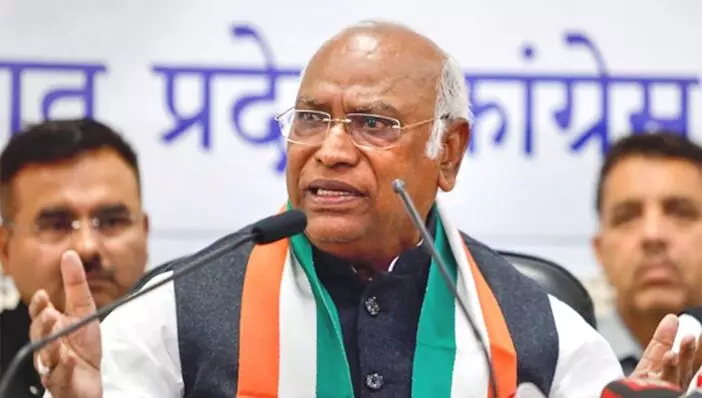Congress Party President Mallikarjuna Kharge: అమెరికా ఒత్తిడికి భారత్ తలొగ్గిందా? కాంగ్రెస్ ప్రశ్న Congress Party President Mallikarjuna Kharge: అమెరికా ఒత్తిడికి భారత్ తలొగ్గిందా? కాంగ్రెస్ ప్రశ్న
