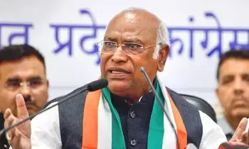 Congress Party President Mallikarjuna Kharge: అమెరికా ఒత్తిడికి భారత్ తలొగ్గిందా? కాంగ్రెస్ ప్రశ్న Congress Party President Mallikarjuna Kharge: అమెరికా ఒత్తిడికి భారత్ తలొగ్గిందా? కాంగ్రెస్ ప్రశ్న