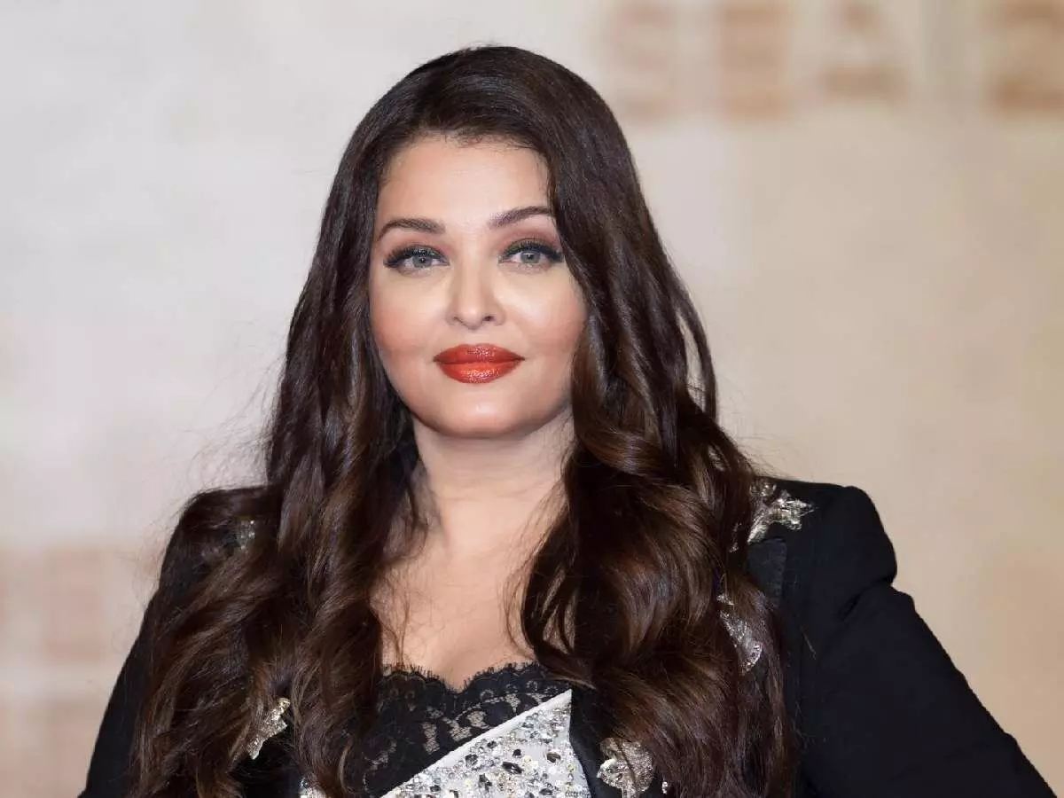 Aish Shuts Down Rumours: పుకార్లకు ఐష్ చెక్.. అభిషేక్ కు విషెస్ Aish Shuts Down Rumours: పుకార్లకు ఐష్ చెక్.. అభిషేక్ కు విషెస్