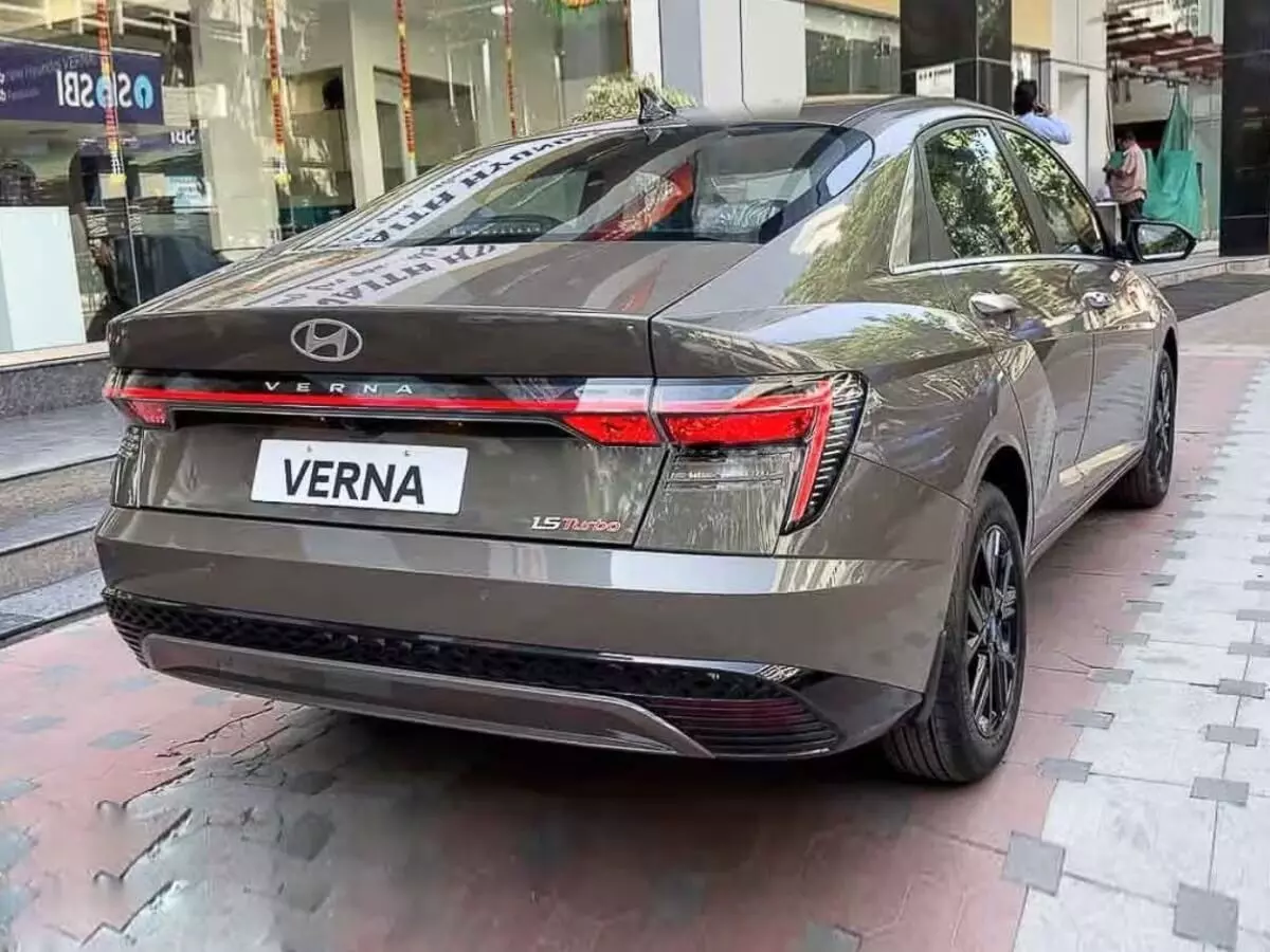 Hyundai Verna : హ్యుందాయ్ దెబ్బకు ప్రత్యర్థులు విలవిల..వెర్నాపై ఊహించని రూ.98 వేల డిస్కౌంట్ Hyundai Verna : హ్యుందాయ్ దెబ్బకు ప్రత్యర్థులు విలవిల..వెర్నాపై ఊహించని రూ.98 వేల డిస్కౌంట్