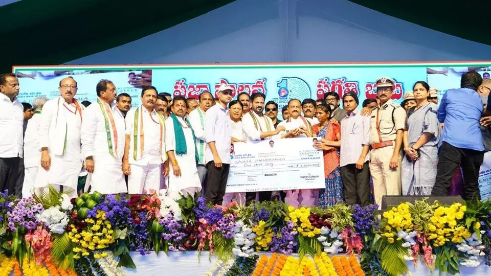 CM Revanth Reddy Slams: గోదావరి జలాల పేరుతో తెలంగాణను దోచుకున్నారు: సీఎం రేవంత్రెడ్డి ఆగ్రహం CM Revanth Reddy Slams: గోదావరి జలాల పేరుతో తెలంగాణను దోచుకున్నారు: సీఎం రేవంత్రెడ్డి ఆగ్రహం