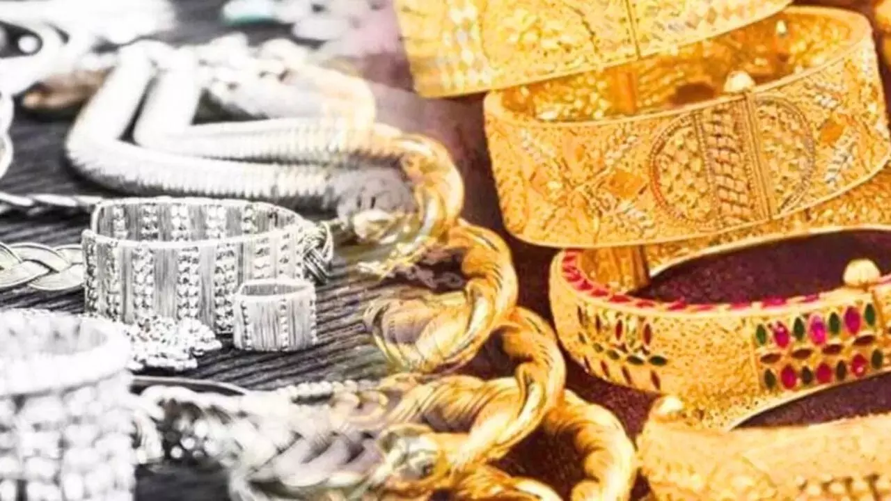 Gold-Silver Crash : వెండి వెలవెల.. బంగారం బెంబేలు..2026 లో పసిడి మార్కెట్ అల్లకల్లోలం Gold-Silver Crash : వెండి వెలవెల.. బంగారం బెంబేలు..2026 లో పసిడి మార్కెట్ అల్లకల్లోలం