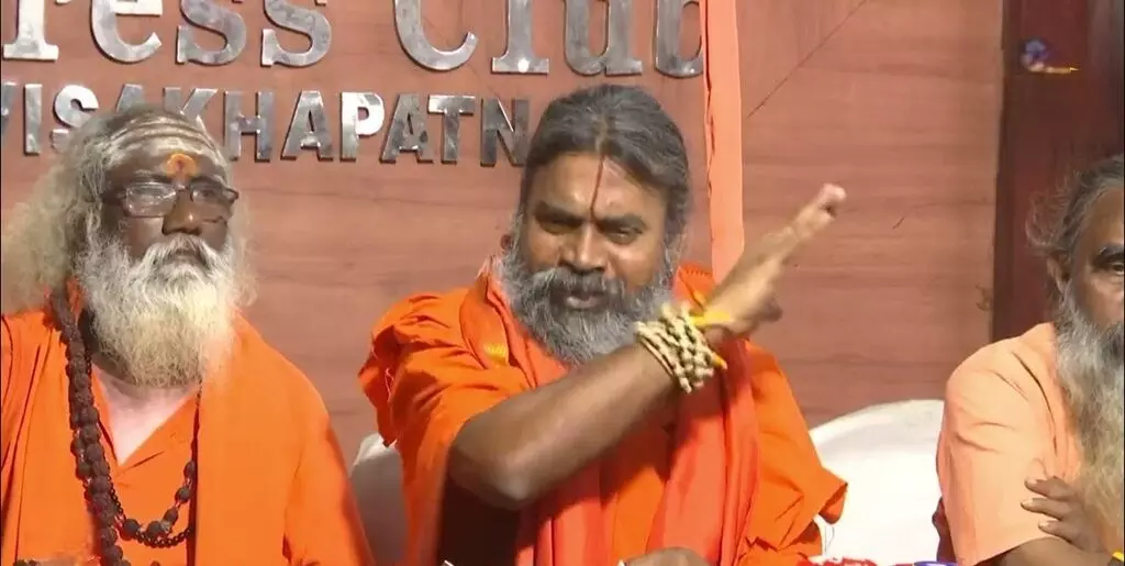 AP Sadhu Parishad President Expresses Anger: ఇంత ఘోర అవినీతికి ఎలా పాల్పడ్డారు? – ఏపీ సాధుపరిషత్తు అధ్యక్షుడు ఆగ్రహం AP Sadhu Parishad President Expresses Anger: ఇంత ఘోర అవినీతికి ఎలా పాల్పడ్డారు? – ఏపీ సాధుపరిషత్తు అధ్యక్షుడు ఆగ్రహం