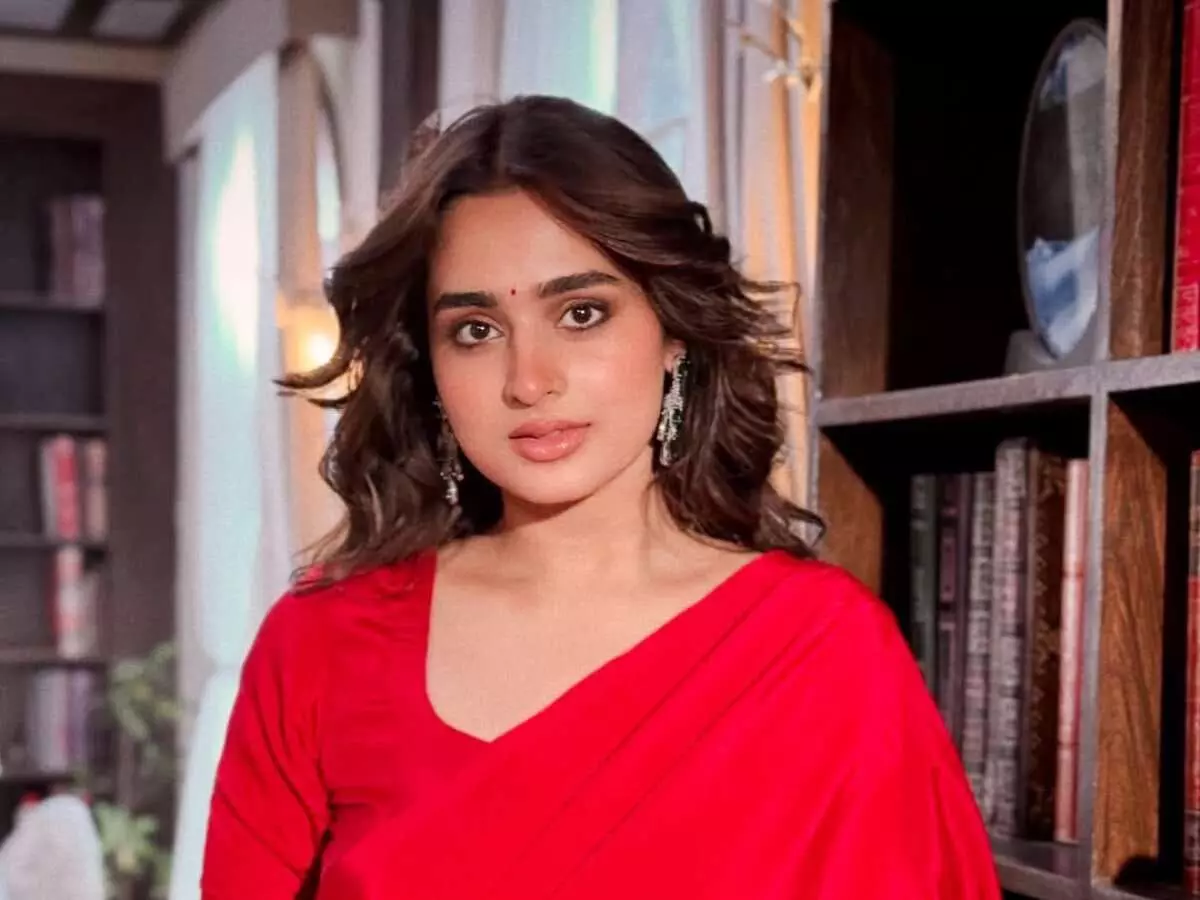 Ayesha Khan: షూటింగ్ కష్టాలను చెప్పుకున్న ఆయేషా ఖాన్: ప్రశంసల కంటే విమర్శలే ఎక్కువ! Ayesha Khan: షూటింగ్ కష్టాలను చెప్పుకున్న ఆయేషా ఖాన్: ప్రశంసల కంటే విమర్శలే ఎక్కువ!