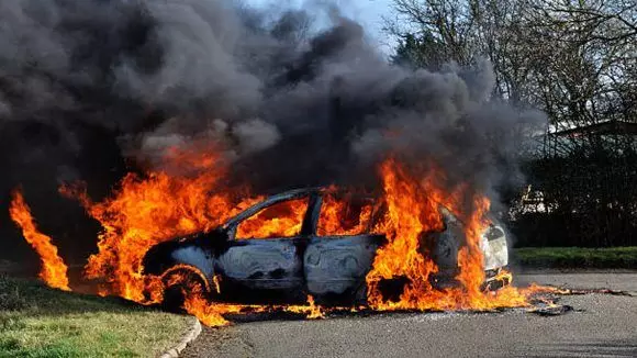 EV Safety Alert : ఎలక్ట్రిక్ కార్లలో మంటలు ఎందుకు వస్తాయి? ఈ 5 జాగ్రత్తలు తప్పనిసరి EV Safety Alert : ఎలక్ట్రిక్ కార్లలో మంటలు ఎందుకు వస్తాయి? ఈ 5 జాగ్రత్తలు తప్పనిసరి