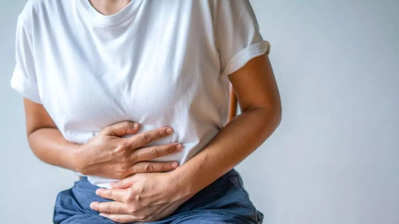 Struggling with Indigestion: అజీర్ణంతో ఇబ్బంది పడుతున్నారా.. ఈ అలవాట్లు మీ ప్రాణాలకే ప్రమాదం.. వైద్యులు ఏమంటున్నారంటే..? Struggling with Indigestion: అజీర్ణంతో ఇబ్బంది పడుతున్నారా.. ఈ అలవాట్లు మీ ప్రాణాలకే ప్రమాదం.. వైద్యులు ఏమంటున్నారంటే..?