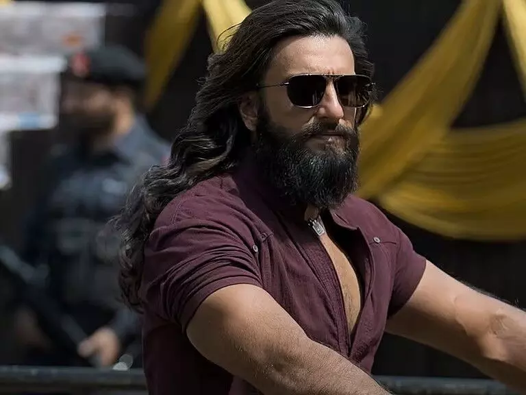 Gangster Scare in Bollywood: బాలీవుడ్లో గ్యాంగ్స్టర్ల కలకలం: రణ్వీర్ సింగ్, ఆయుష్ శర్మలకు బెదిరింపులు Gangster Scare in Bollywood: బాలీవుడ్లో గ్యాంగ్స్టర్ల కలకలం: రణ్వీర్ సింగ్, ఆయుష్ శర్మలకు బెదిరింపులు