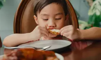 Non-Vegetarian Food Be Introduced to Children: చిన్నారులకు ఏ వయసులో నాన్ వెజ్ పెట్టాలి.? Non-Vegetarian Food Be Introduced to Children: చిన్నారులకు ఏ వయసులో నాన్ వెజ్ పెట్టాలి.?