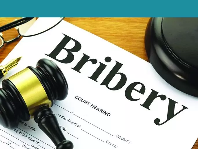 Bribe: లంచాలు తీసుకుంటూ దొరికినా.. అధికారులు మారడం లేదు! Bribe: లంచాలు తీసుకుంటూ దొరికినా.. అధికారులు మారడం లేదు!