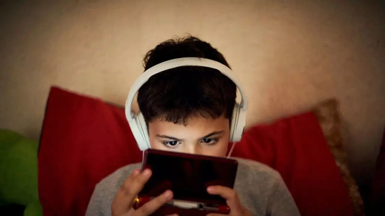 Keep Children Away from Mobile Phones and TV Screens: పిల్లలు మొబైల్ ఫోన్లు, టీవీ ముందు కూర్చోకుండా ఉండాలంటే ఇలా చేయండి Keep Children Away from Mobile Phones and TV Screens: పిల్లలు మొబైల్ ఫోన్లు, టీవీ ముందు కూర్చోకుండా ఉండాలంటే ఇలా చేయండి