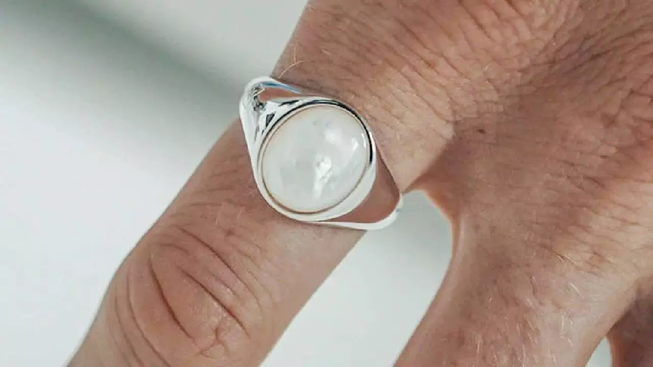 Wearing a Pearl Brings Not Just Peace of Mind: ముత్యం ధరిస్తే మనశ్శాంతి మాత్రమే కాదు.. ఈ రాశుల వారికి రాజయోగం కూడా.. Wearing a Pearl Brings Not Just Peace of Mind: ముత్యం ధరిస్తే మనశ్శాంతి మాత్రమే కాదు.. ఈ రాశుల వారికి రాజయోగం కూడా..